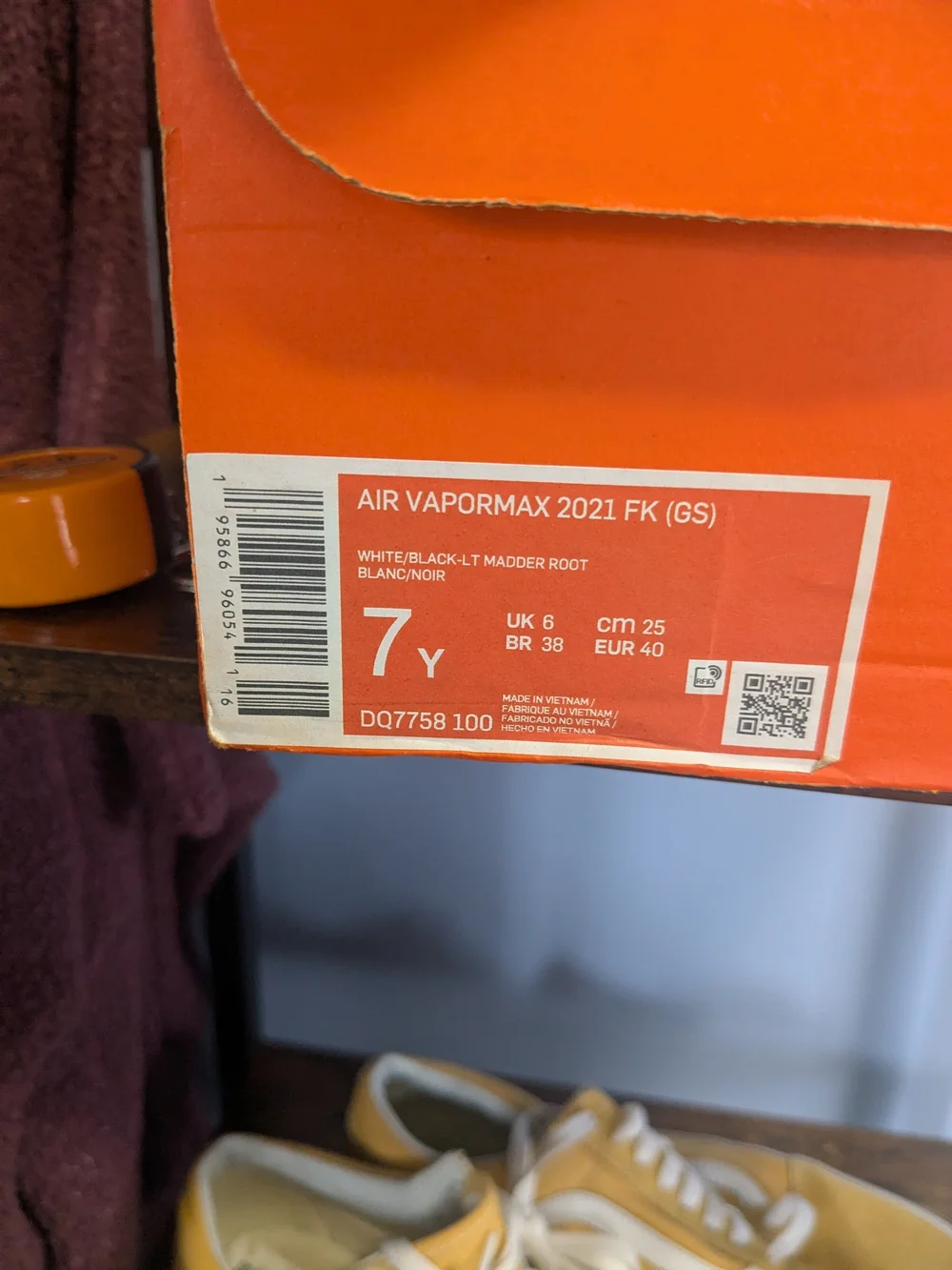 Nike Air VaporMax Flyknit Sneakers 2021 New In Box - Picture 4 of 6